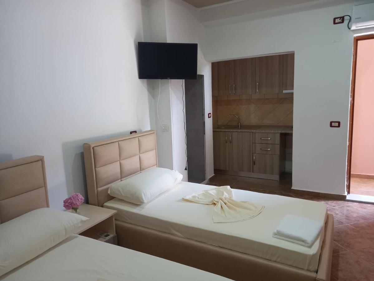 Bar Restorant Hotel Altini فلورا المظهر الخارجي الصورة