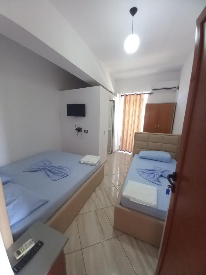 Bar Restorant Hotel Altini فلورا المظهر الخارجي الصورة