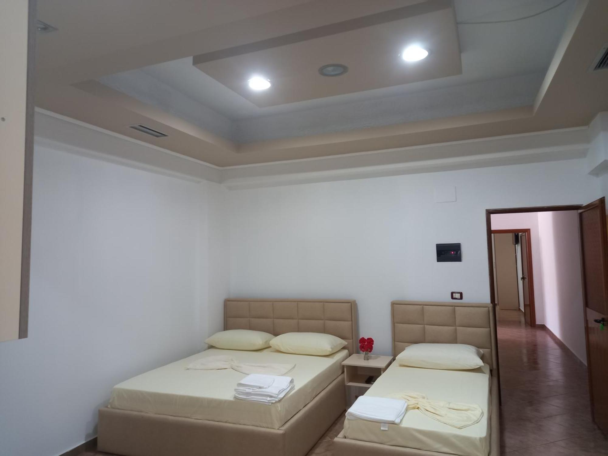 Bar Restorant Hotel Altini فلورا الغرفة الصورة